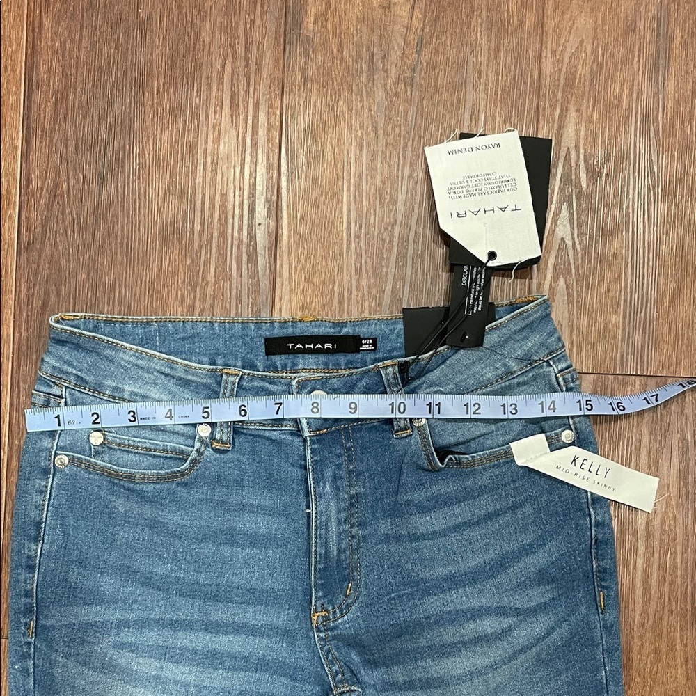 🆕 Tahari Kelly Mid Rise Skinny Jeans in Glacier Wash - Picture 5 of 9